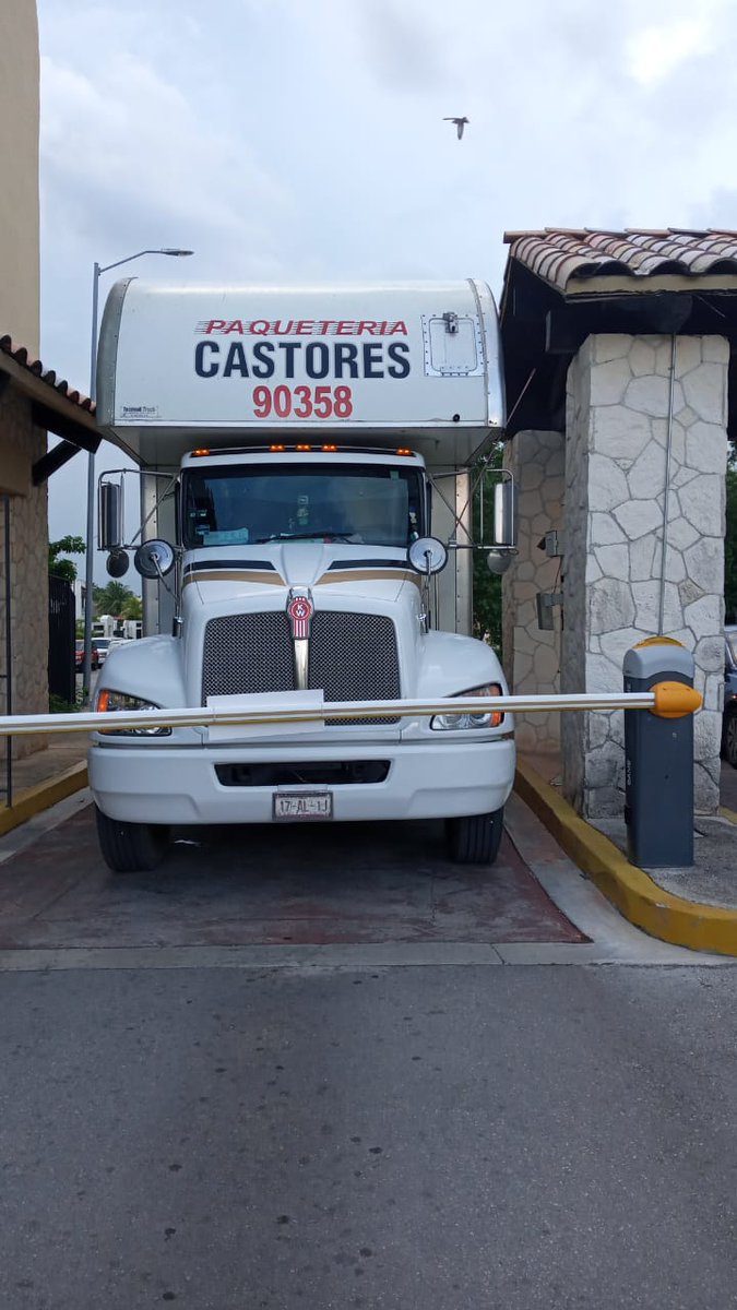 bc_gab's tweet photo. @tcastores @tcastores tengo un problema y no me están dando respuesta me contactaron con Adrian Dominguez según el responsable del área para estos accidentes Su camión choco en el fraccionamiento de Real Bilbao en playa del carmen y NO TIENEN SEGURO es sumamente riesgoso. https://t.co/P0Ltv3WMUT