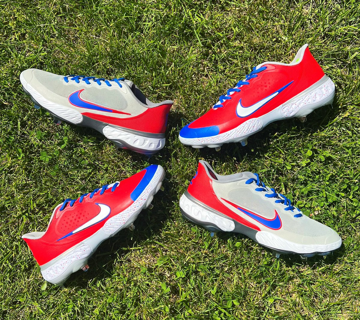 DeWesCustoms's tweet image. Happy 4th of July from DeWes 🇺🇸🎇🧨

Drip for @kschwarb12 

Shop: @stadiumck 
Paint: @JacquardProduct 

#stadiumcustomkicks #dewescustoms  #customcleats #4thofjuly #america #redwhiteandblue