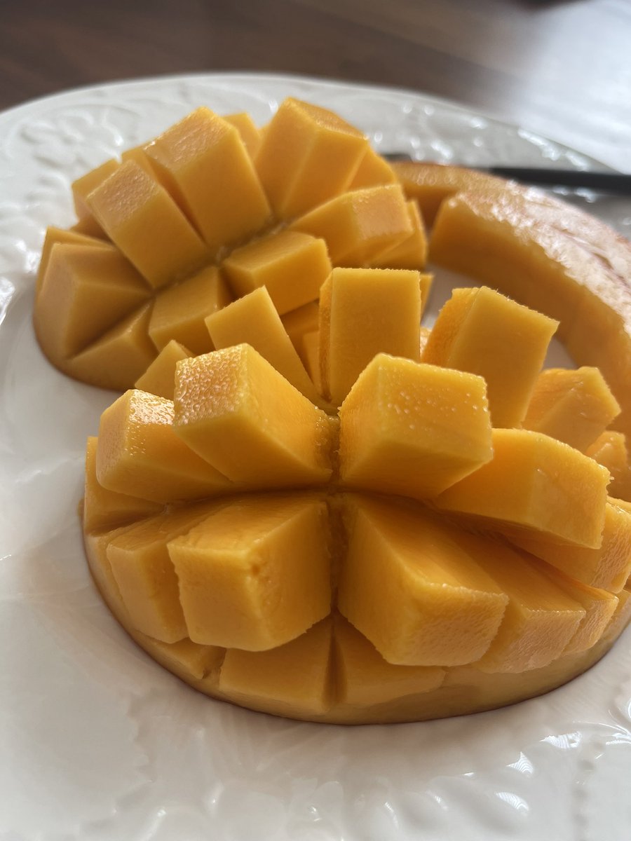 宮崎県産マンゴー
"太陽のタマゴ"🥭
美味しすぎて日本のフルーツ世界一だと確信できました🥭

Mango from Miyazaki Prefecture
"The Egg of the Sun" 
So expensive but the best fruit ever!! https://t.co/CAvqU5XzqI