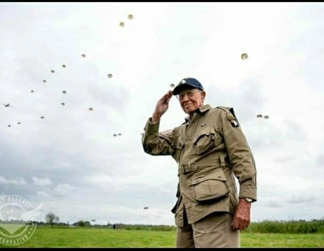 EasyCompany506t's tweet photo. Rest in peace to Pfc Bradford Freeman, the last surviving member of Easy Co, 506th PIR, who were portrayed in the series #BandofBrothers 
Mr Freeman passed away peacefully yesterday at the age of 97. 
It was an honor to know you, Mr B 💙 Blue skies and soft landings 🪂 https://t.co/PDI73ZOmfO