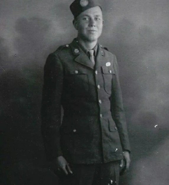 Rest in peace to Pfc Bradford Freeman, the last surviving member of Easy Co, 506th PIR, who were portrayed in the series #BandofBrothers 
Mr Freeman passed away peacefully yesterday at the age of 97. 
It was an honor to know you, Mr B 💙 Blue skies and soft landings 🪂