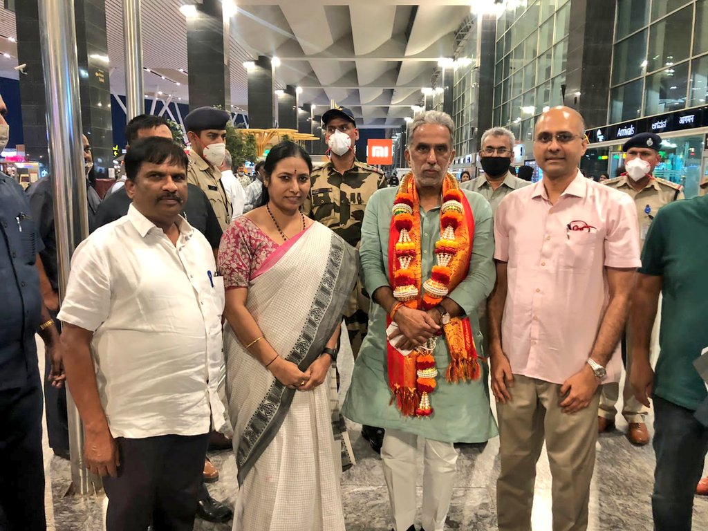 Privileged to receive Shri Krishan Pal Gurjar @KPGBJP Ji, Hon'ble Minister of State for Power and Heavy Industries at Bengaluru Airport. 
#KrishanPalGurjar