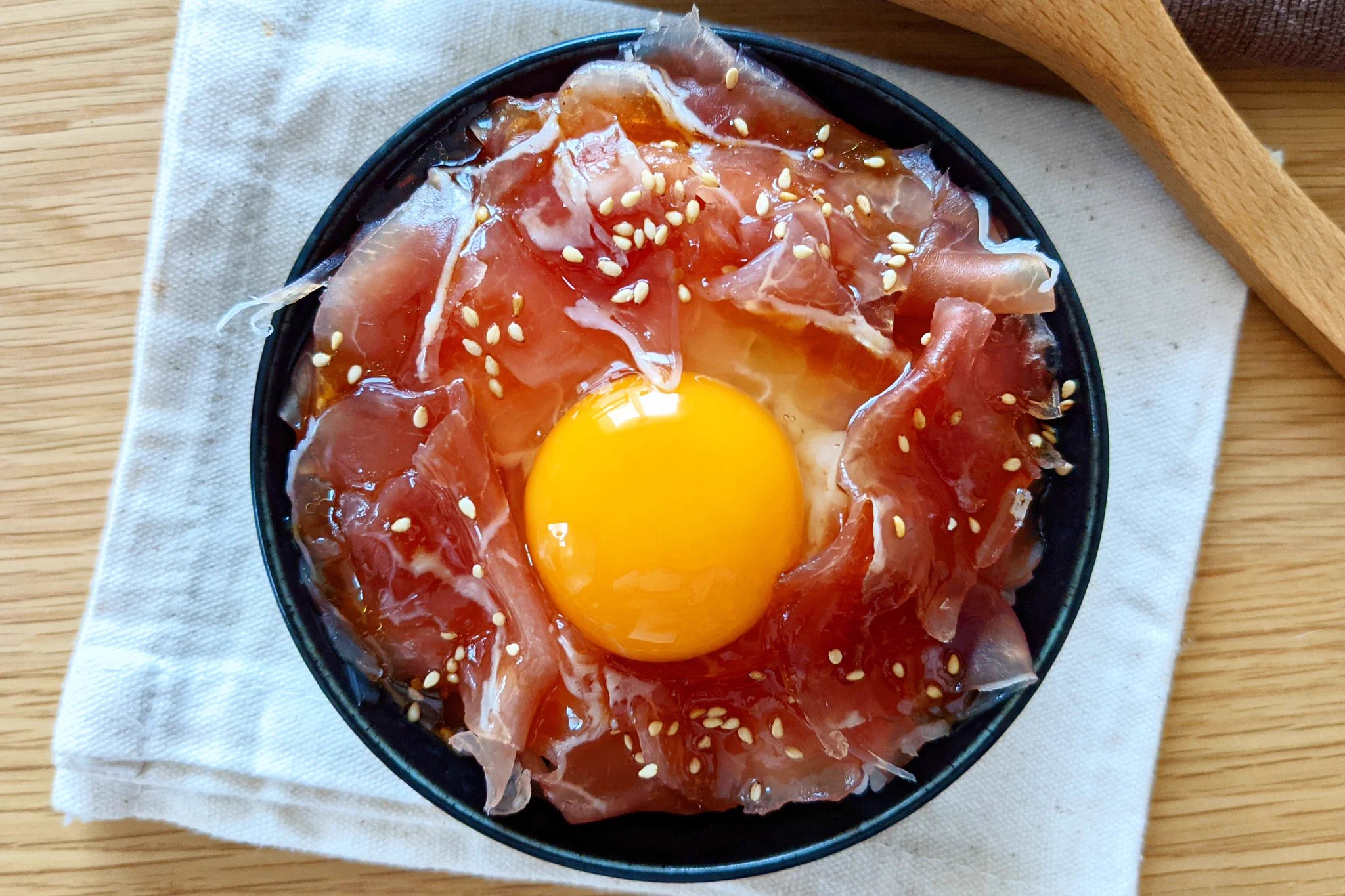 ユッケ風な味わいで最高に美味しい「究極の生ハムの甘ダレ卵かけご飯」