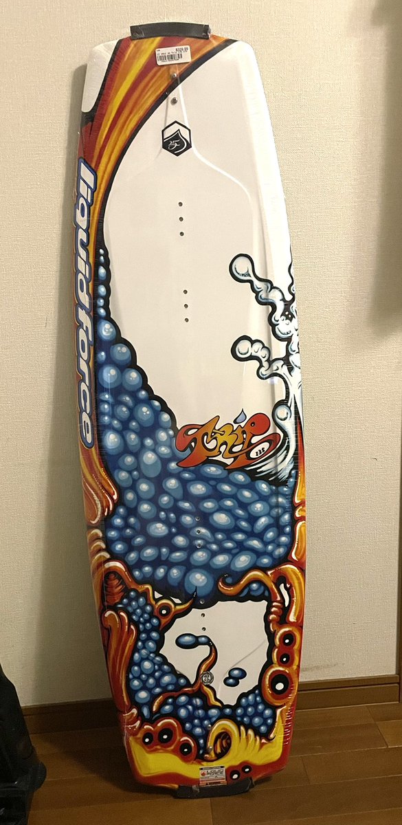 xtreme720x's tweet photo. 懐かしいボード
かれこれ25年前に世界初のトライフィンを採用したモデル
#wakeboard
#liquidforce
#trip https://t.co/Yf3jmSxSAF