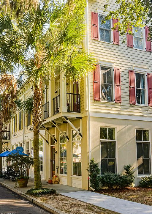 Cobylefko's tweet image. We don't have to settle for the same old suburbs where one can't walk to anything and everything looks the same.

We can build great new communities from scratch, working to reverse the decades long tide of bad development through lovely, thoughtful places!