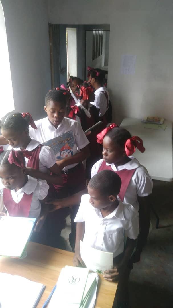 71Jeandodo's tweet photo. Et encore de nouveaux ouvrages pour la bibliothèque du Centre Culturel Kounoubwa de Camp-Perrin. Un don de Marie Yolette Aupont. https://t.co/VeP9d2lmY7