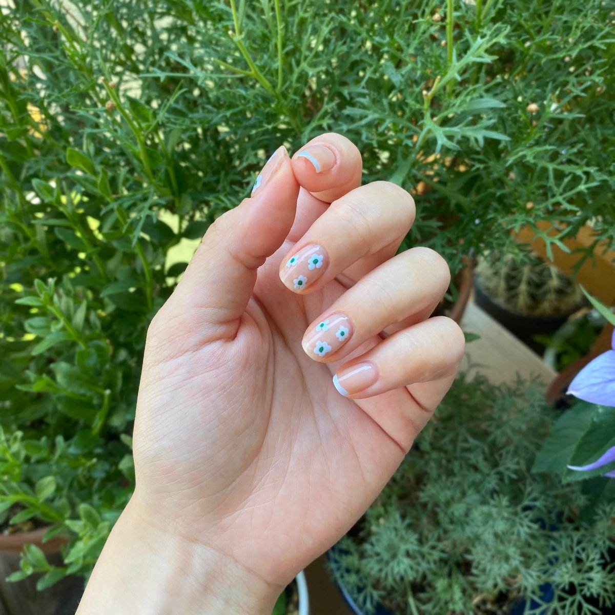 c_antiques's tweet photo. 最近可愛い色の花柄にハマっています🌼
#セルフネイル https://t.co/8JhyD1ay5Q