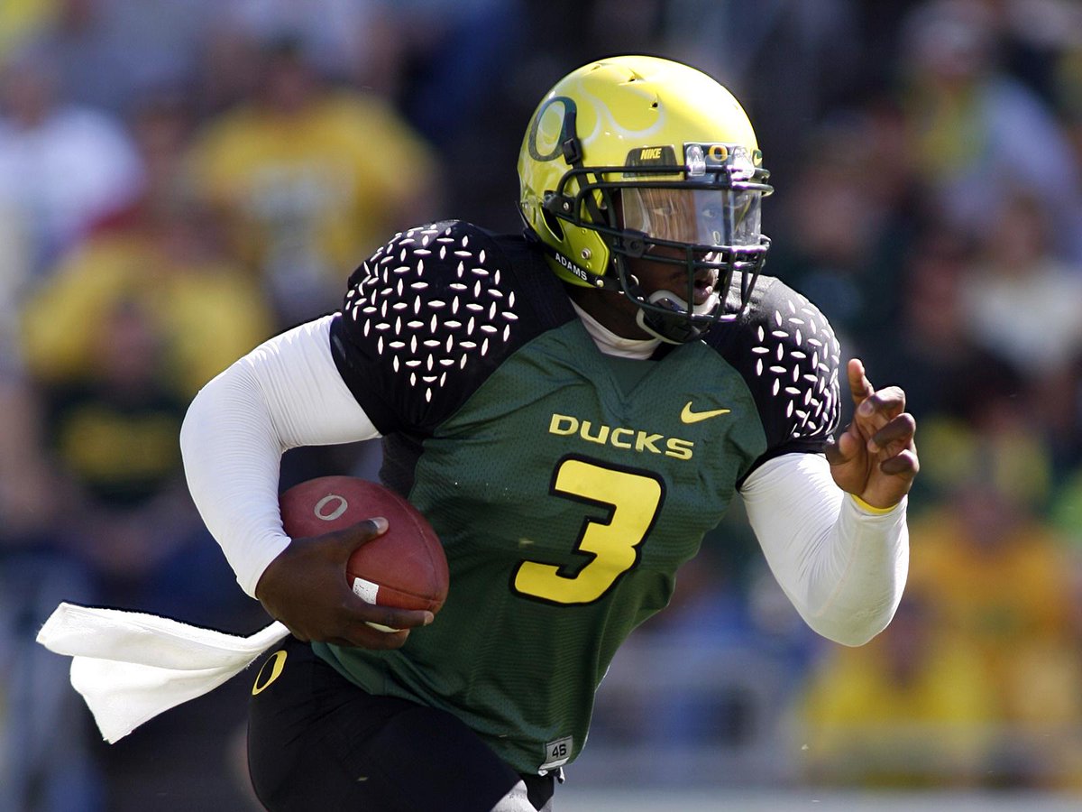 NWSportsWatch's tweet photo. 3. DAYS. 🦆🏈

#BellottiEraCountdown #GoDucks #NWSW
@oregonfootball 
Pictured: Chris Harper https://t.co/U0fspYtlUf