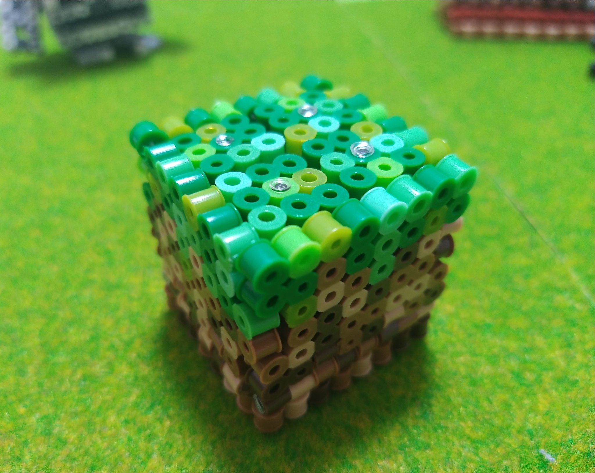 まいふぁみ マイクラファミリー 息子がツルハシで遊んでいて ねぇ これ掘れるの無いの と 草ブロックでも作ろうか ちゃんと掘れるやつね なんですとっs ﾟdﾟ 試作品がコレです アイロンビーズ 立体 マインクラフト