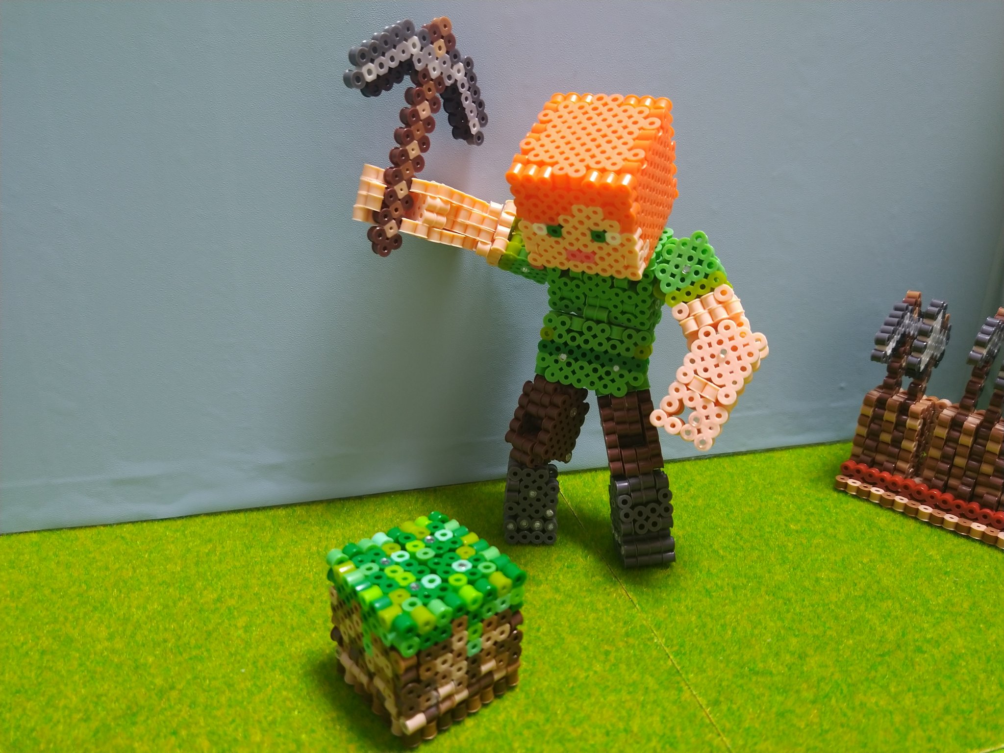 まいふぁみ マイクラファミリー アイロンビーズ4コマ 草ブロックを掘ってやる アイロンビーズ 立体 マインクラフト Minecraft 草ブロック T Co 59ly2vi67b Twitter