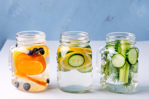 LoriShemek's tweet image. What are the 3 Best Drinks for Arthritis? 🏅

1. Water - Well-hydrated cartilage helps to reduce pain. Dehydration worsens arthritis.

2. Tea - Green, black &amp;amp; white teas are all rich in polyphenols

3. Coffee - The antioxidants/polyphenols reduce inflammation.

#arthritis #health