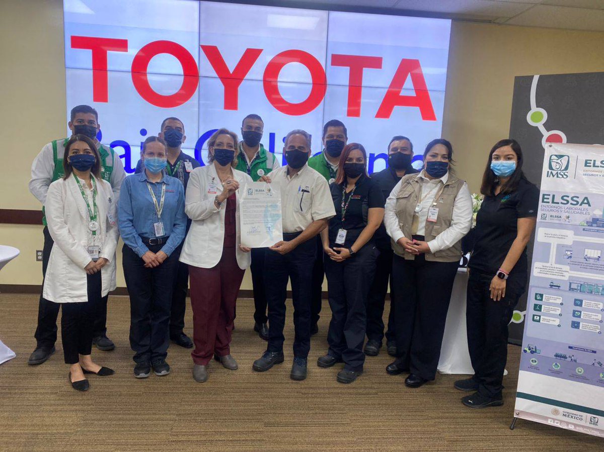 IMSS_BC's tweet photo. 🤝 La titular del #IMSSB, Dra. @desiree_sagar_d, entregó la carta de adhesión al programa #ELSSA_IMSS al presidente de Toyota Baja California, Oscar Quijada, para la implementación de estrategias y acciones para mejorar la #salud, #seguridad y #bienestar en la empresa. https://t.co/eVlEdB39n0