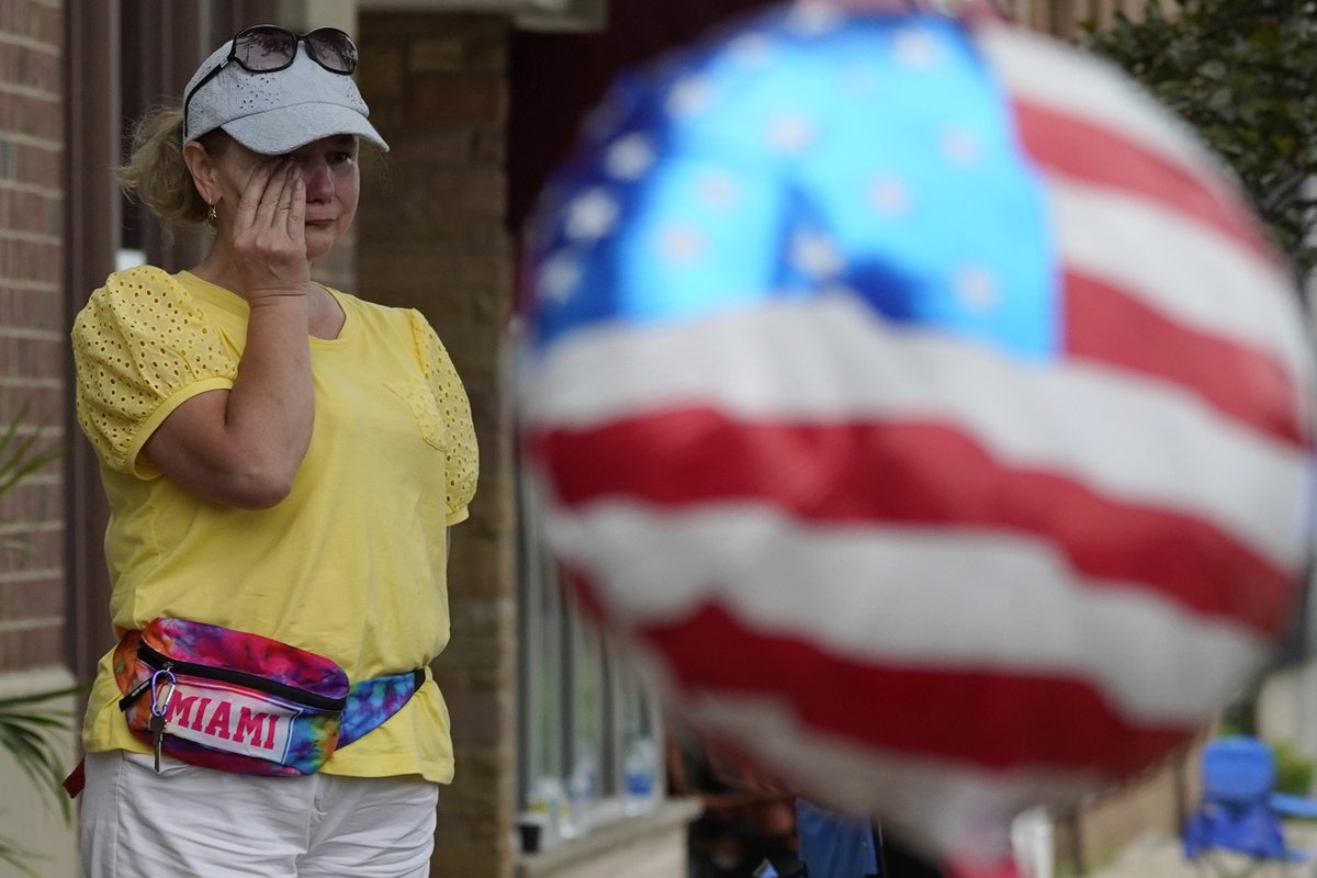 USATODAY's tweet photo. Abandoned lawn chairs, bikes and wagons were scattered around downtown Highland Park after the shooting, as dozens of law enforcement officials worked in the area.
More photos: https://t.co/bSL4H3o2Lv

📸 Grace Hauck, @usatoday; Nam Y. Huh, @AP; Tyler Pasciak LaRiviere, @suntimes https://t.co/oNFyDavg5e