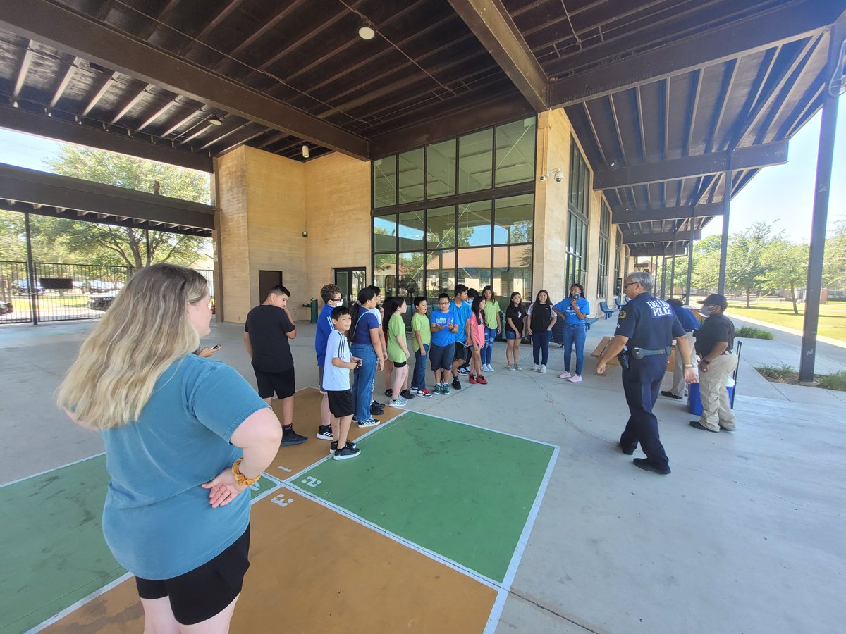 DPDJubileePark's tweet photo. Popsicles w/COPS @JUBILEEPARK kids and teachers were treated to Popsicles and 4th of July Safety information. #communitysafetyfirst @DPDChiefGarcia @AShawDPD @LeroyQuigg https://t.co/fnk2K7ZmJV