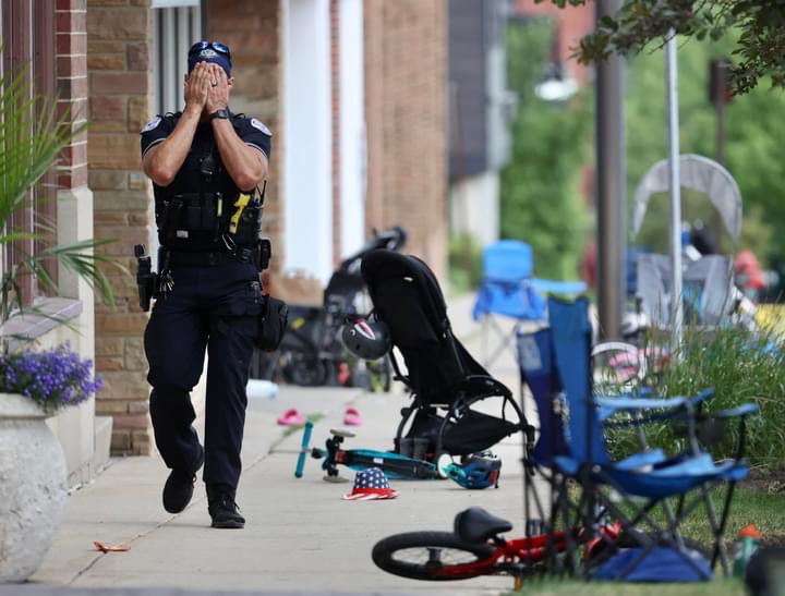 Devine009's tweet photo. This is America today, the 4th of July 2022. This is another awful example of why we need sensible gun legislation. #HighlandPark #America #AmericaHasaGunProblem #PolicynotThoughtsandPrayers https://t.co/jpKdCrQeNh