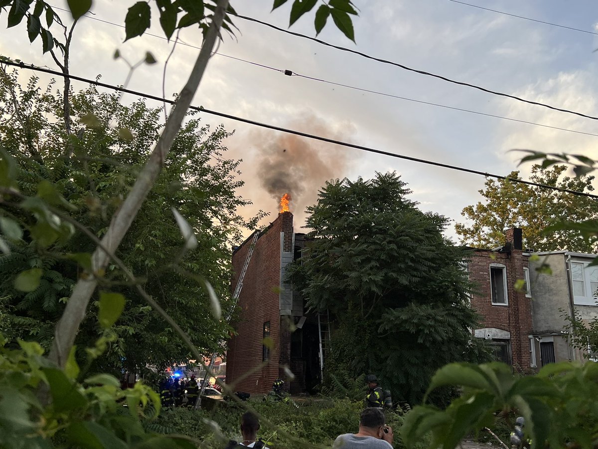 baltimore_buffs's tweet photo. Dwelling fire 4000 blk Garrisonville Ave. Fire showing from the C side - #quickknock @BCFDL734 https://t.co/uxeie7rpQ4