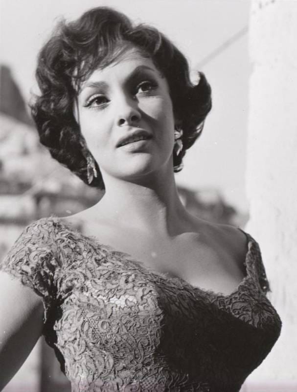lellagolfo's tweet photo. Un simbolo di emancipazione e intraprendenza femminile. Ha dato lustro all'Italia sul palcoscenico internazionale. Una delle più grandi attrici della storia del cinema. Auguri a #GinaLollobrigida per i suoi 95 anni. https://t.co/gqz2PYq2Gr