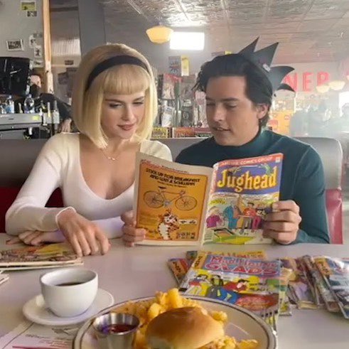 📸 Nueva fotografía de <a href="/kiernanshipka/">Kiernan Shipka</a> junto a <a href="/colesprouse/">Cole M. Sprouse</a> en el set de #Riverdale. 🎬
