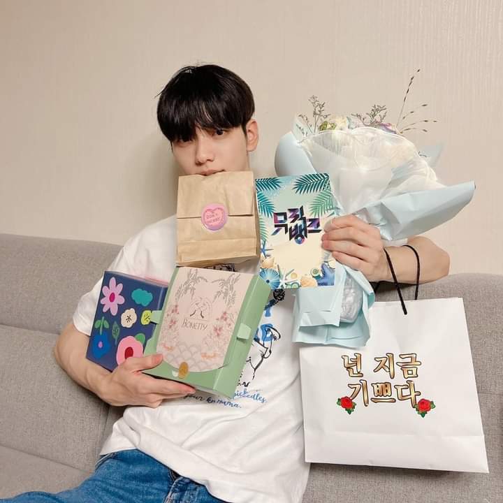UpdateKBoys's tweet photo. A equipe do Music Bank enviou presentes como forma de apoio ao Soobin pela turnê do TXT. https://t.co/BeUBoxovUa