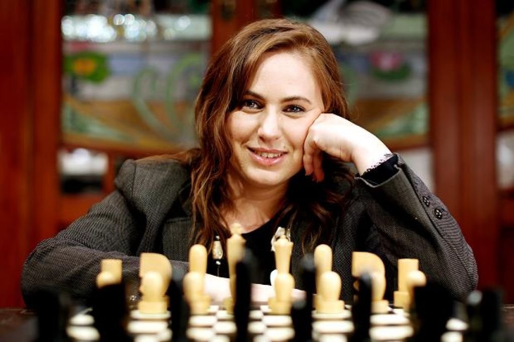 essediafoilouco's tweet photo. A rainha da xadrez, Judit Polgár, venceu Magnus Carlsen (atual campeão mundial) essa semana numa partida recreativa em Madrid.

A história dela é incrível, confere no fio.🧶 https://t.co/smUanxz2Gz