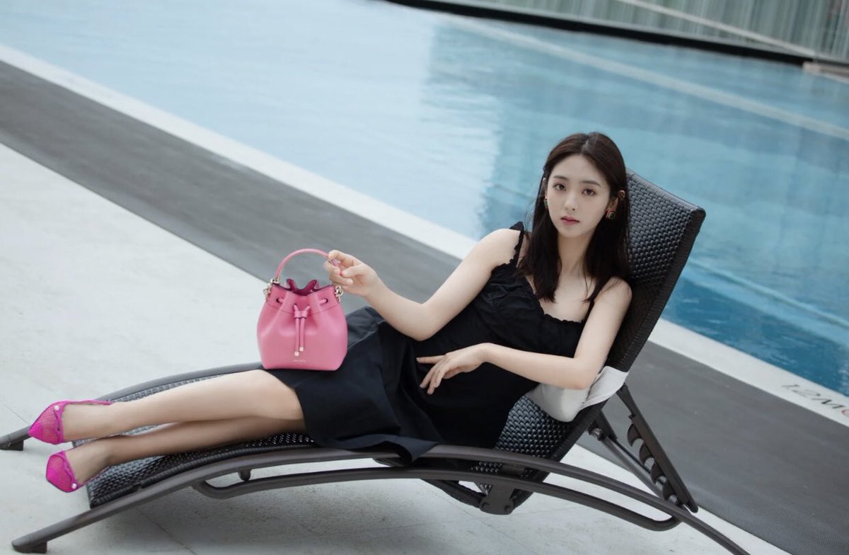 XingFei_Ph's tweet photo. #XingFei is so pretty in her summer dress!!🖤
#邢菲 https://t.co/Qr7eZkblrb