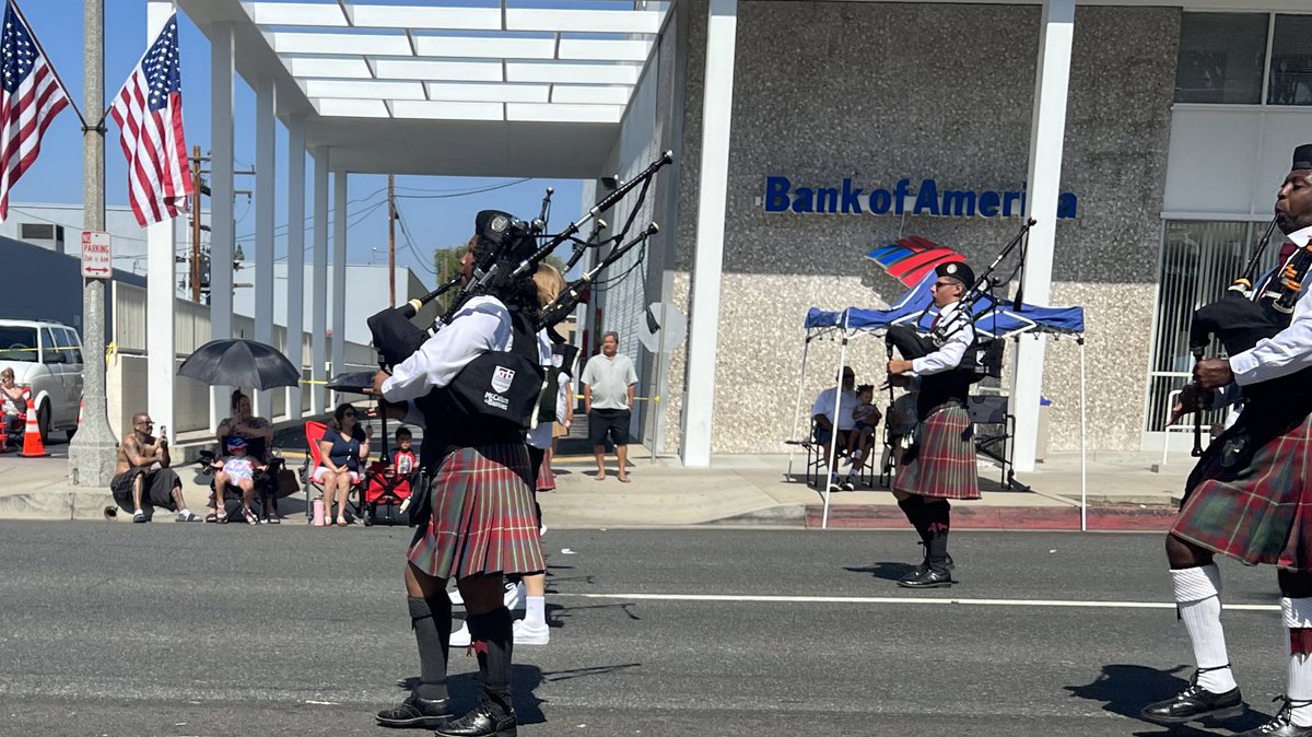 DeckerPUSD's tweet photo. Watching a #flamazing #4thofjulyparade with #collegetutor Chandler and
#flamingofloat of course! โค๏ธ๐ค๐ #4thofjuly2022 #flamazingsummer #deckermakeswaves #proud2bepusd https://t.co/whohIFrxGQ