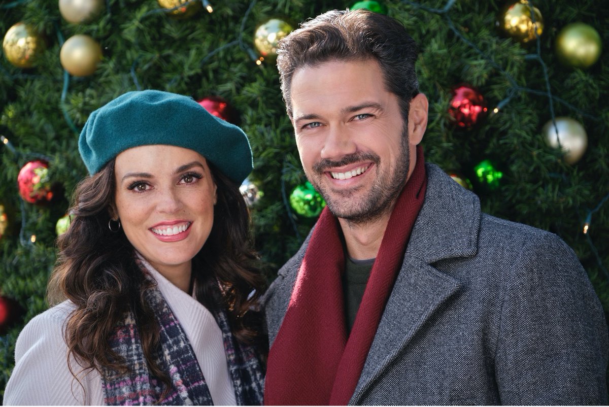 hallmarkchannel's tweet image. Will Charles Whitley find romance with Megan when he time travels to the 21st Century? Our #ChristmasInJuly: Fan Favorites marathon continues with #ATimelessChristmas starring @theErinCahill and @RyanPaevey!