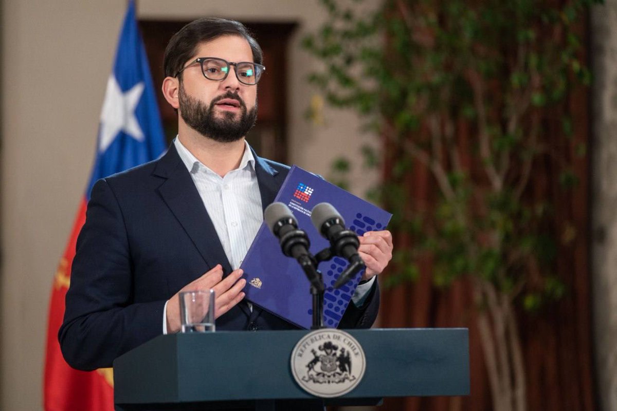 Archivo20222026's tweet photo. “Como Presidente y Jefe de Estado los invito a que durante este período que se inicia llevemos a cabo un diálogo con altura de miras y sentido republicano” Pdte @gabrielboric en Cadena Nacional #ChileVotaInformado https://t.co/XWS5WVfUIf