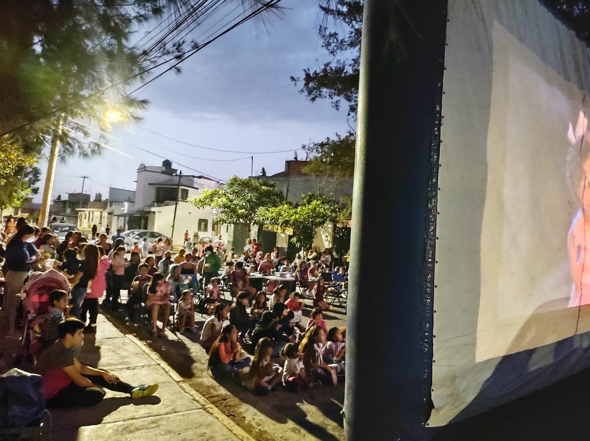 CQuintanaMtz's tweet photo. Seguimos recorriendo las colonias del #Distrito10Federal invitándote a nuestro cine en tu colonia. ¡Ven y disfruta en familia!
#CarlosQuintana https://t.co/uySvVbI4Tu