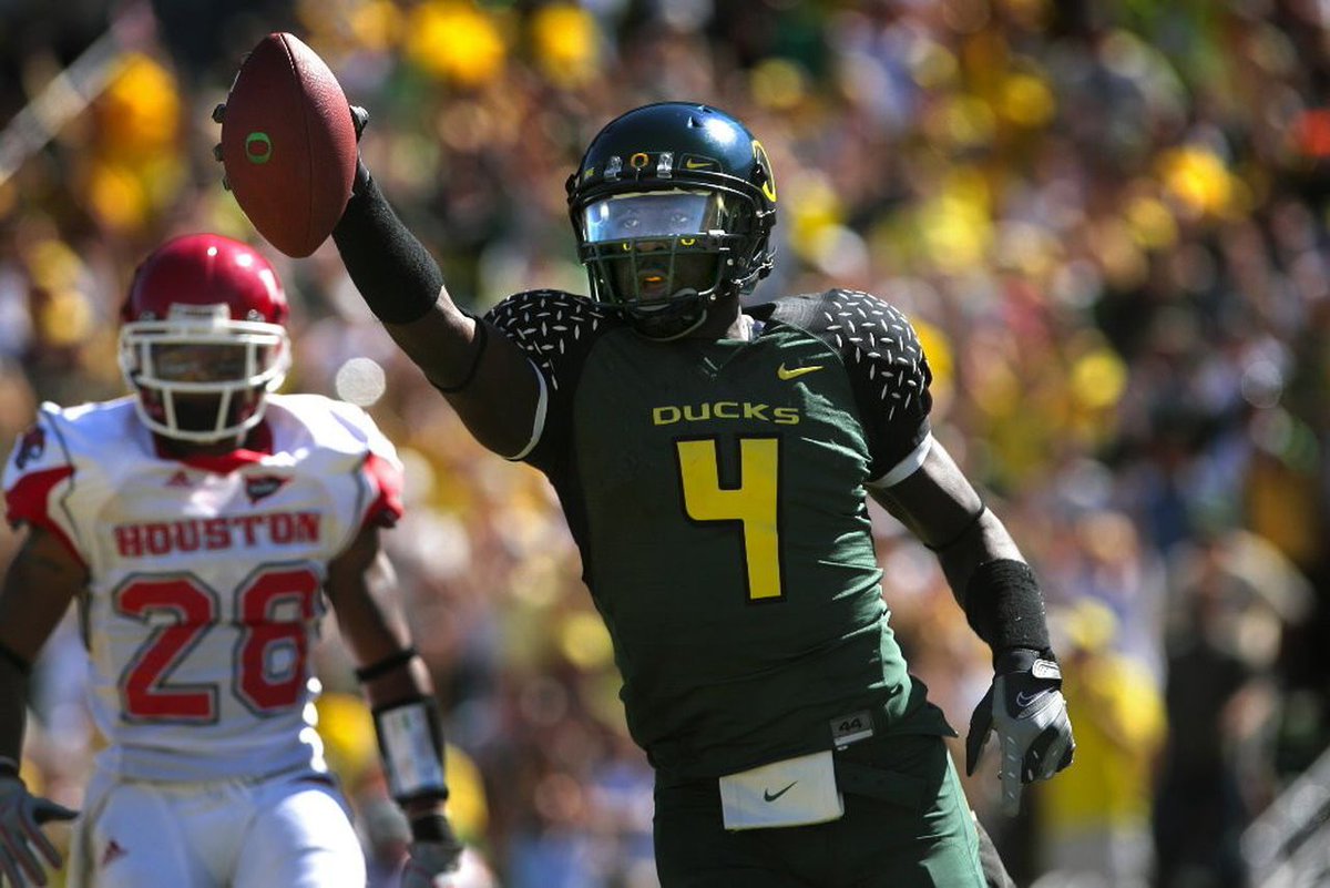 NWSportsWatch's tweet photo. 4. DAYS. 🦆🏈

#BellottiEraCountdown #GoDucks #NWSW
@oregonfootball 
Pictured: Jaison Williams https://t.co/5M8KDI6yH9