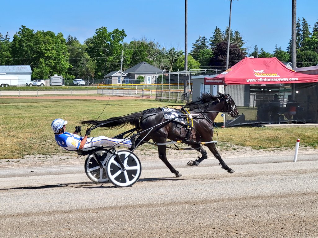 RobertReidJr's tweet photo. I had such a great time doing double-duty for @crtrot and @COSATV yesterday for the final of the Kin Pace. Here are some pics of the winner Velvet Stinger, who continues to impress for the triple threat of J-Mac, Gallucci and Millar Farms. #HarnessRacing #HorseRacing #KinPace https://t.co/Znynti28Jy