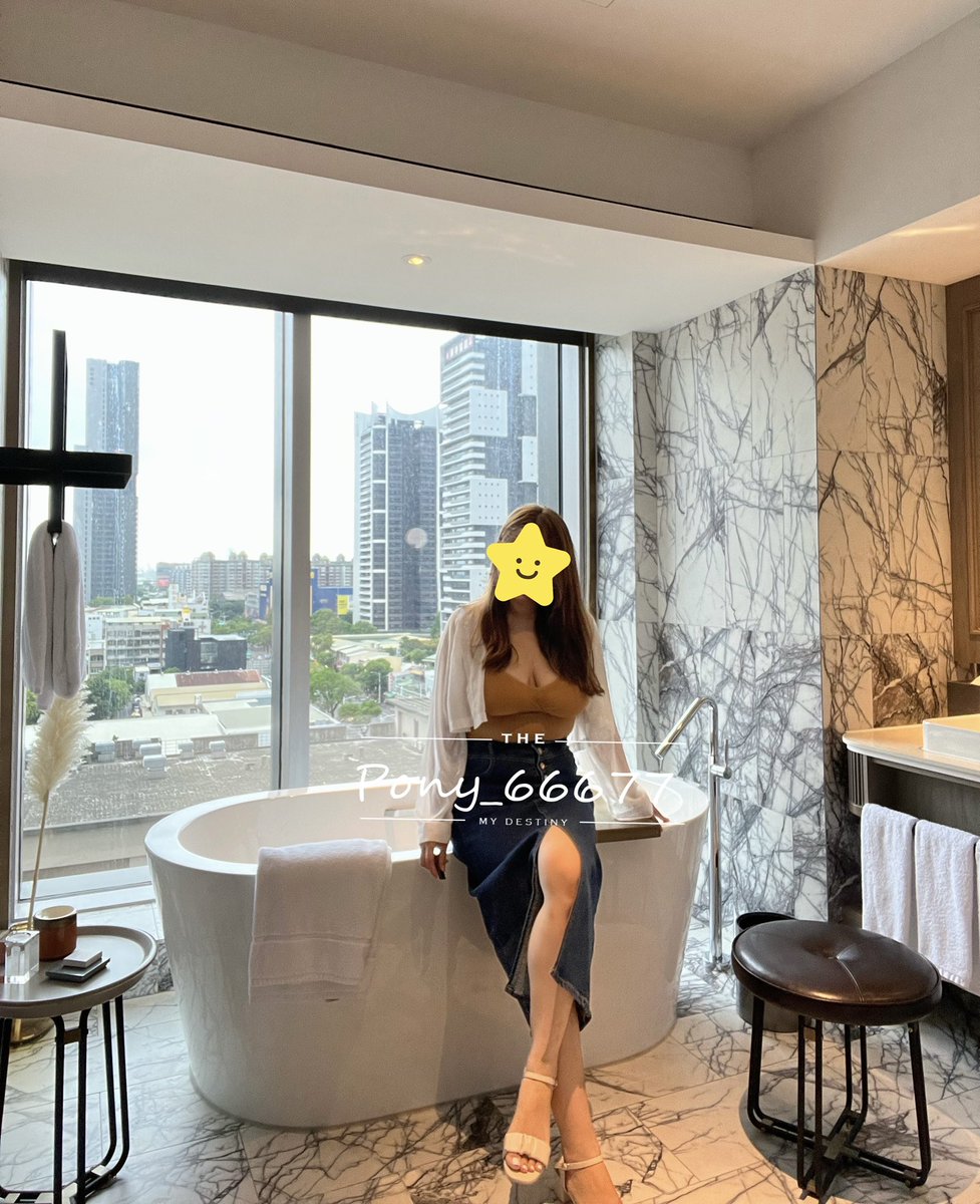 上週末住的飯店
除了有網美泳池可以大拍特拍一百張以外
浴室也是美極了啊！
只可惜我們拿到的房間樓層比較矮
要不然景色一定更美了😓

#喜歡這樣的Pony嗎🥰
#喜歡請不吝給我愛心跟轉推
#快留言告訴我你有多喜歡❤️ https://t.co/riwZLtynE1