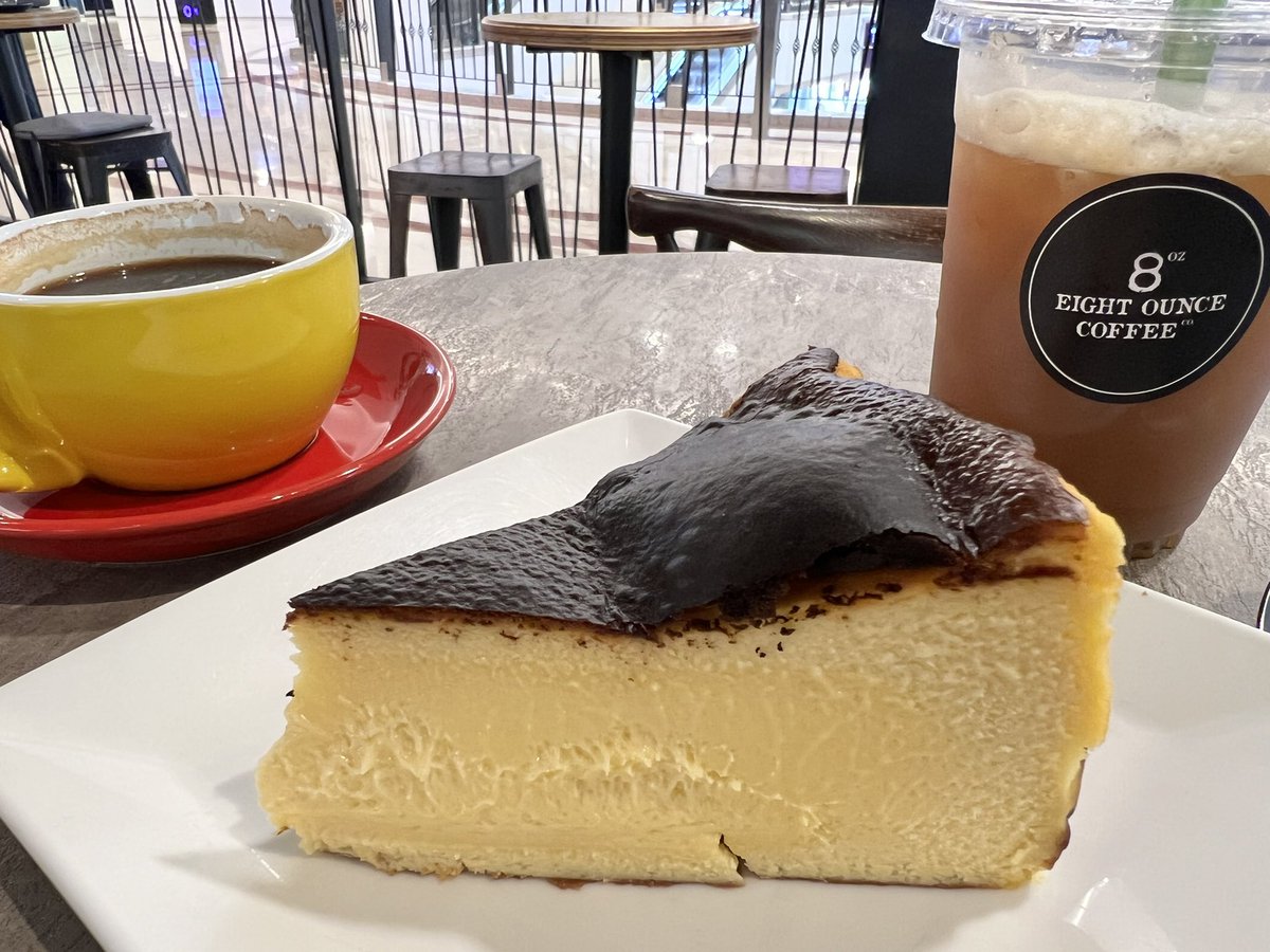 panamama_cha's tweet photo. ここのバスクチーズケーキ大好き😊 https://t.co/ZUKmQ4MJ9q