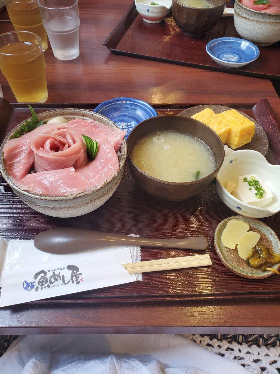MikaWorldP's tweet photo. 今日のお昼ごはん。
生本マグロのお花畑丼 ￥1500(込)
中トロ！うまっ！ https://t.co/zBS62G8SBr