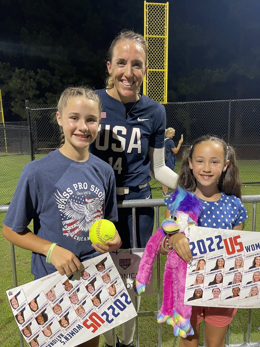 PeytonHendrix33's tweet photo. What an honor! Thank you @monicaabbott for taking the time for a pic with me and my baby sister! You’re such an inspiration for us pitchers &amp; did an amazing job closing out the USA exhibition game against Japan! She also complimented me on my braids! @USASoftballWNT @USASoftball https://t.co/gZhLmj9X0T