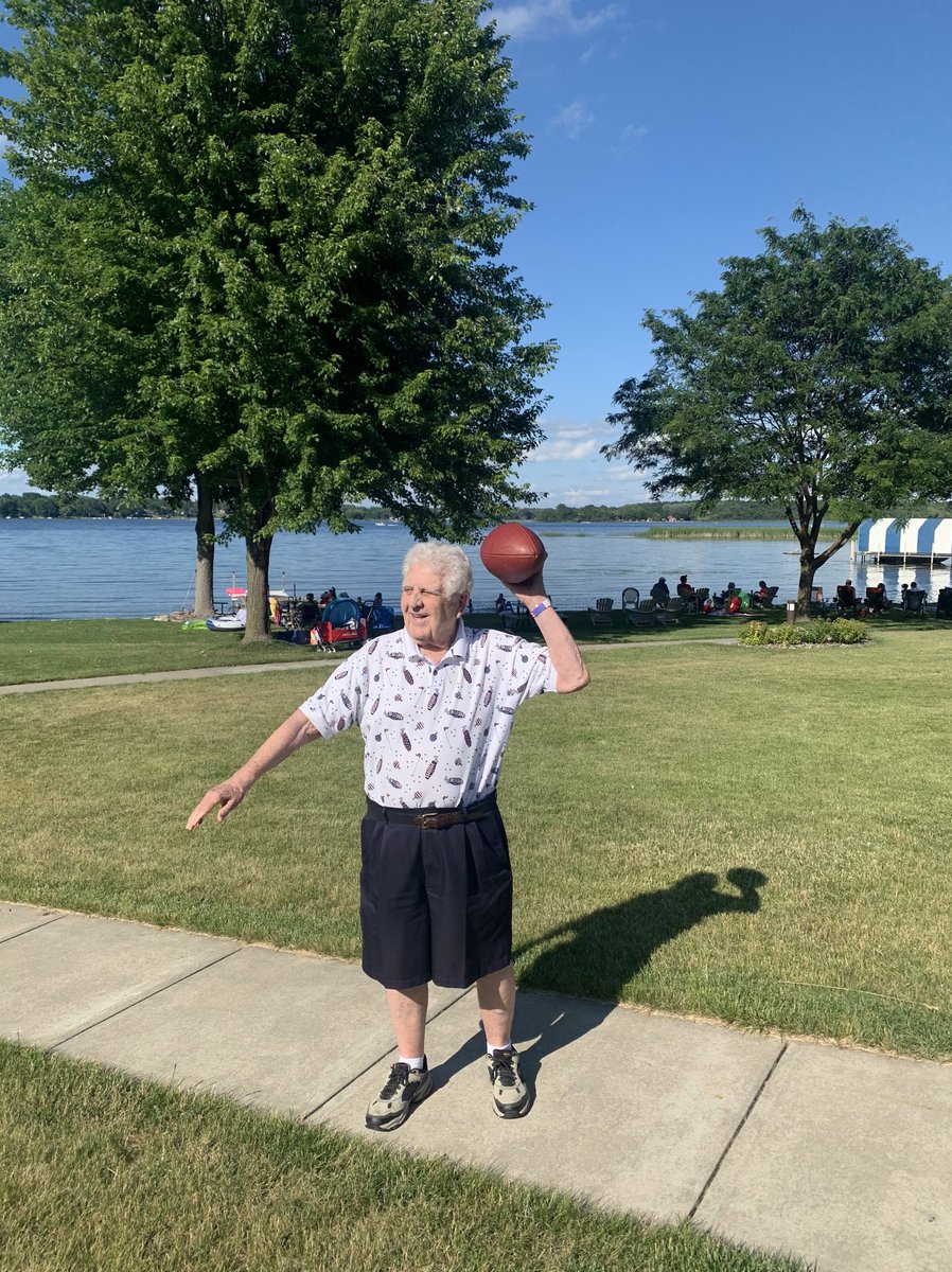 NickleDickleBB's tweet photo. John Gagliardi’s 1st QB Wayne Hergott still throwing spirals! In 1953 Gags told him, “Only 3 things can happen when you pass the ball, and 2 are bad(incompletion &amp; interception).” So Hergott mostly handed the ball to @Lindsay_13’s grandpa RB Casey Vilandre (All-MIAC).@SJUFootball https://t.co/tGDJJAI8Fc