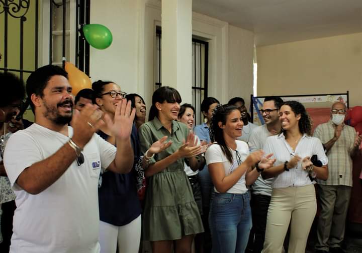 UdeLaHabana's tweet photo. En la tarde de este 4 de junio los estudiantes, profesores y trabajadores no docentes de la @FturUh de la @UdeLaHabana celebraron los 14 Aniversario de la facultad.
¡Feliz Aniversario #FTUR! 🥰🥳
#SomosUH #OrgulloUH #295UH #SomosFTUR #FTurCrea #FTur14Aniversario
📷 @FturUh https://t.co/vN6wuKuIGt