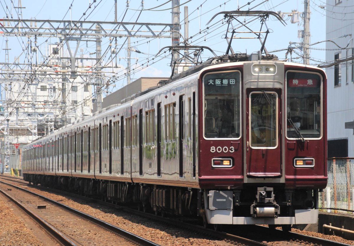 YLc5820's tweet photo. おはようございます🙂額縁スタイルの8000系は走行時の空気抵抗の改善のため額縁を削る工事を行っていますが8003Fなど一部の編成は車番の移設も併せて行っているためリニューアル車のように見えます😅🚋
#阪急 #阪急電車 #阪急8000系 #8003F #神戸線 #額縁 #空気抵抗 #車番 #移設 #リニューアル https://t.co/hL1UOQ45wC