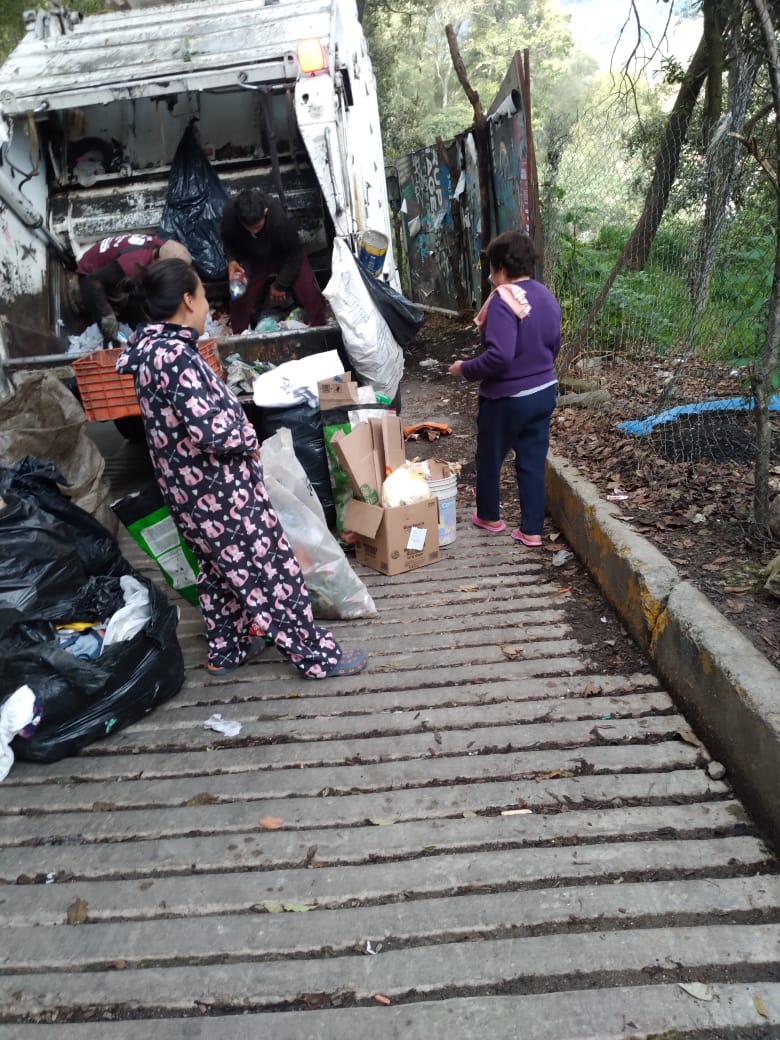 DirLimpiaCuaji's tweet photo. Recolección domiciliaria  en calzada  al Tecnológico, de escuelas, antiguo camino a chimalpa y río  Atitla.  #UnidosPorUnaAlcaldíaLimpia @AdrianRubalcava @CuajimalpaDGSU @AlcCuajimalpa https://t.co/L0dxU2YiI7