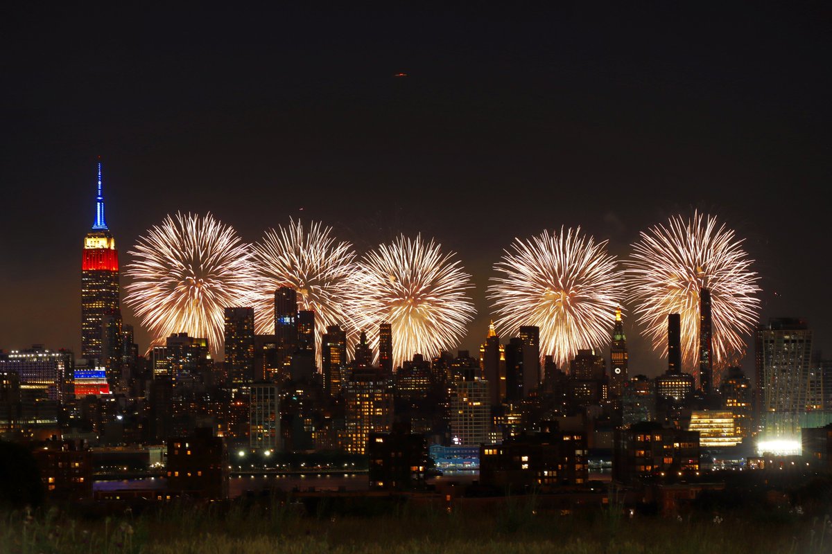 GaryHershorn's tweet photo. The Macy's 4th of July fireworks light up the sky next to the Empire State Building in New York City, Monday evening #newyork #newyorkcity #nyc #MacysFireworks #fireworks #4thofjuly @empirestatebldg @agreatbigcity https://t.co/8q5zqu6X1p