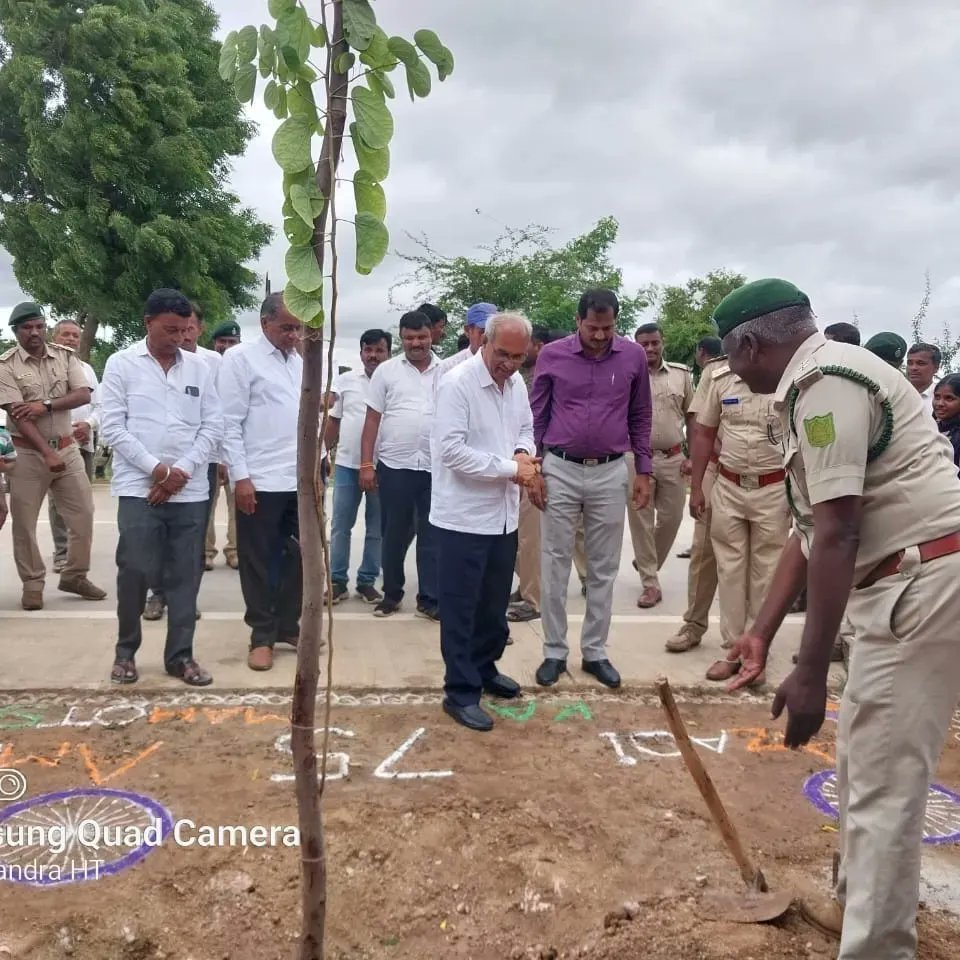 DcfForest's tweet photo. ಯಲಬುರ್ಗಾ ತಾ.ಹೊಸಳ್ಳಿ ಗ್ರಾಮದ ಕಿ.ರಾ.ಚ.ವಸತಿ ಶಾಲಾ ಆವರಣದಲ್ಲಿ ವನಮಹೋತ್ಸವ ಕಾರ್ಯಕ್ರಮವನ್ನು ಆಚರಣೆ ಮಾಡಲಾಯಿತು. ಕಾರ್ಯಕ್ರಮದಲ್ಲಿ ಶ್ರೀ ಹಾಲಪ್ಪ ಆಚಾರ್, ಮಾನ್ಯ  ಸಚಿವರು, ಪ.ಪಂಅಧ್ಯಕ್ಷರು, ಸದಸ್ಯರು, ತಹಶೀಲ್ದಾರರು, ಶಿಕ್ಷಕರು, ಮಕ್ಕಳು ಹಾಜರಿದ್ದರು.
#aranya_kfd #KFD
#HasiruKarnataka
#GreenKarnataka
#VanaMahotsava2022 https://t.co/7Dng9lOHcg