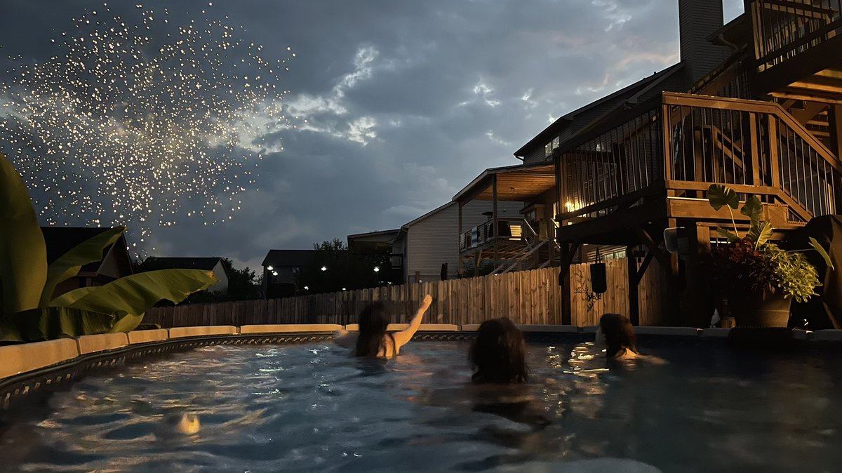 ModelLabDedic's tweet photo. Happy 4th of July from Richmond! #4thOfJuly #IndependenceDay2022 @Kentuckyweather #FreeFireworks https://t.co/yy4X2ijhAR
