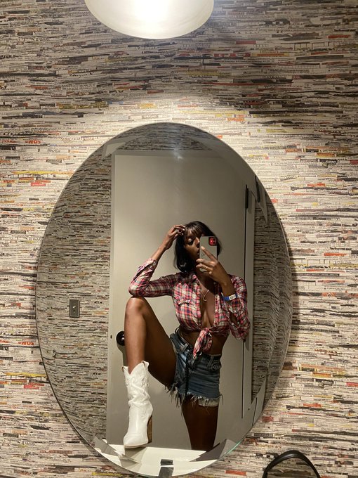 I&rsquo;m kinda digging the Black Country Girl thing. https://t.co/kCgtgEH4qL