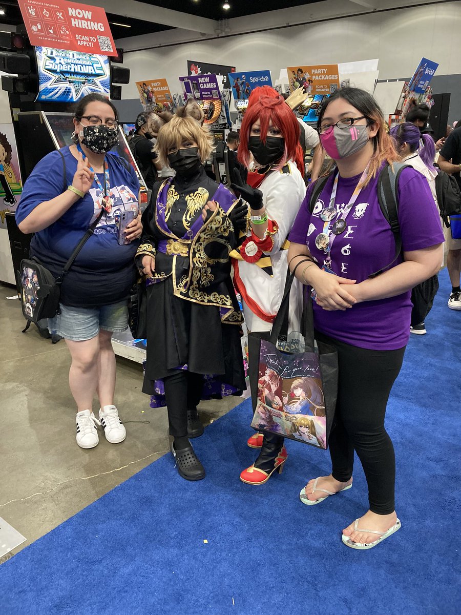 Chanty_I12's tweet photo. I loved the twisted wonderland cosplayers they all looked amazing ππ if yβall know who they are please tag them!!! #AnimeExpo2022 #AnimeExpo #AX22 #twistedwonderland #twst #twsten https://t.co/2uN7jByJ0d