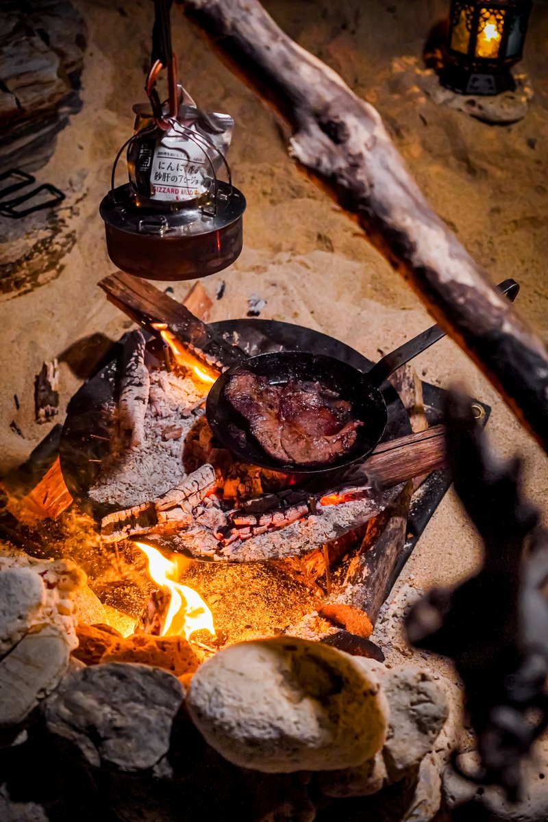 野営のキャンプ飯は簡単に♪
ステーキをあ焚き火で焼きながら、レトルトをイーグルプロダクツで沸かしたお湯に突っ込んで温めてました。