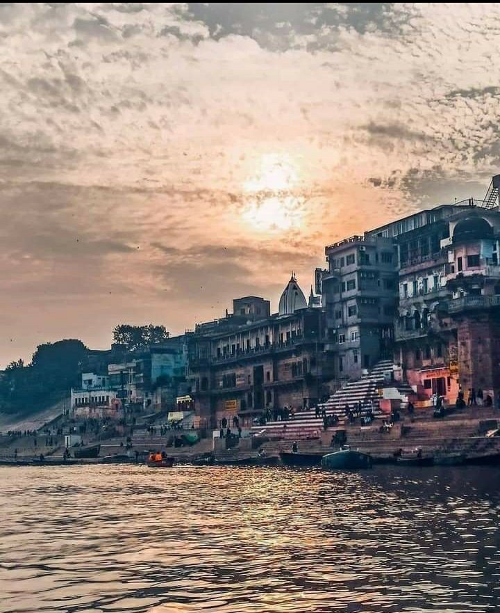 mahadev_1611's tweet photo. #गंगा की अल्हड़ धारा 
यहा #अस्सी की शाम है
कहते हैं जिसे #मोक्ष की नगरी
#बनारस उसी का नाम है!

#हर__हर__महादेव 🙏🚩
#सुप्रभात !!

#mahadev2708 https://t.co/SuI91230a4
