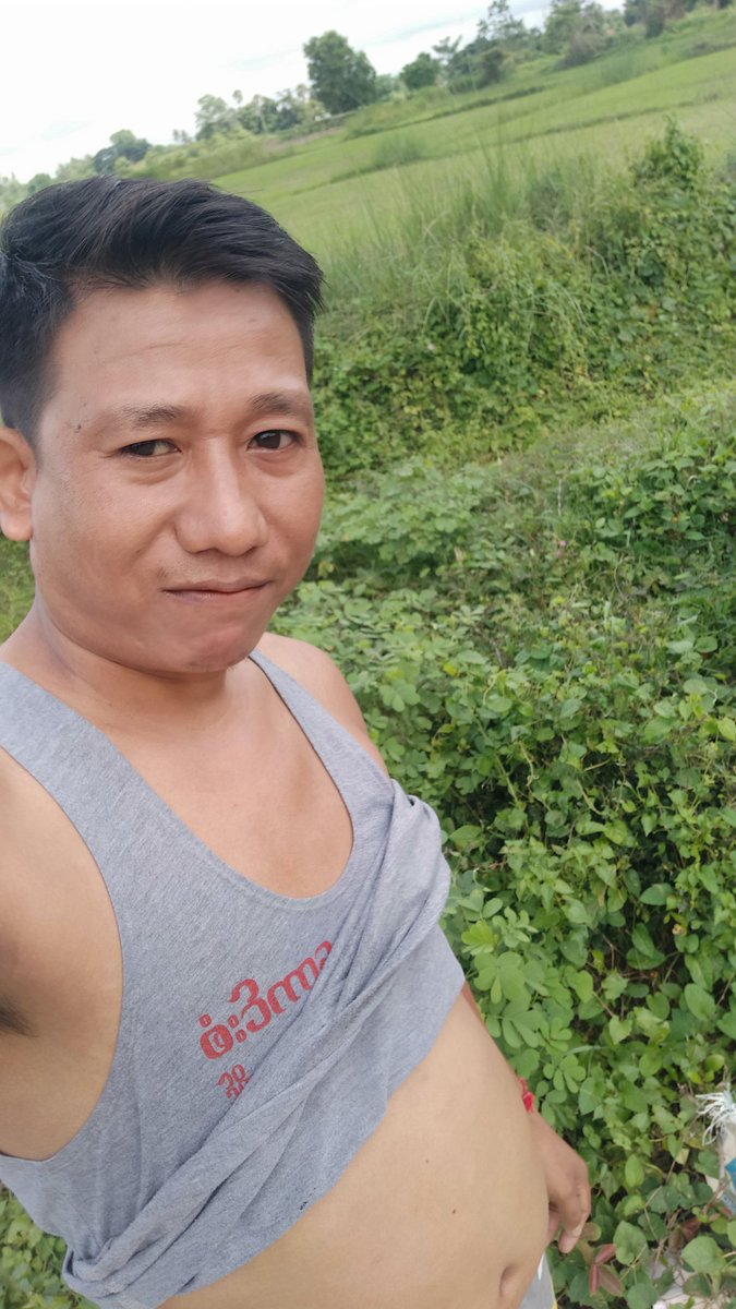 LaySoe18's tweet photo. အဲ့ဒါ ဘာလုပ်နေတာ လဲ??? https://t.co/ynjzH9vFWs