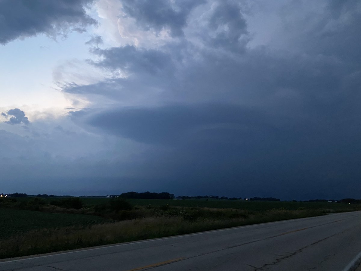 IntoTheStorm815's tweet photo. Round 2 of chasing today. Just north of Garden Prairie. #ilwx https://t.co/qIb2E8wLtA