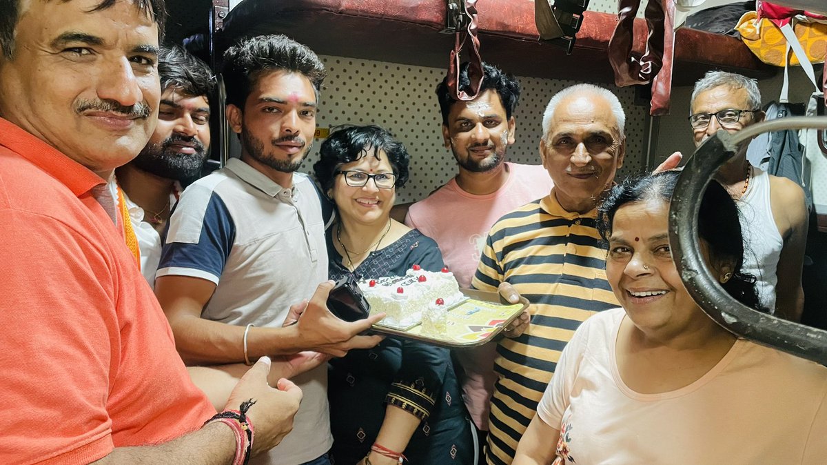 HemantPareek7's tweet photo. @irctc__tourism @rkretailgroup Unbelievable!!! Guys i am celebrating my birthday in Bharat Gourav tourist train.. thank you for all pleasant surprise, cake and gifts.. it's amazing.... Thank you @Nikhil_bhaiya n @rkretailgroup https://t.co/4ymbBs2Ck6