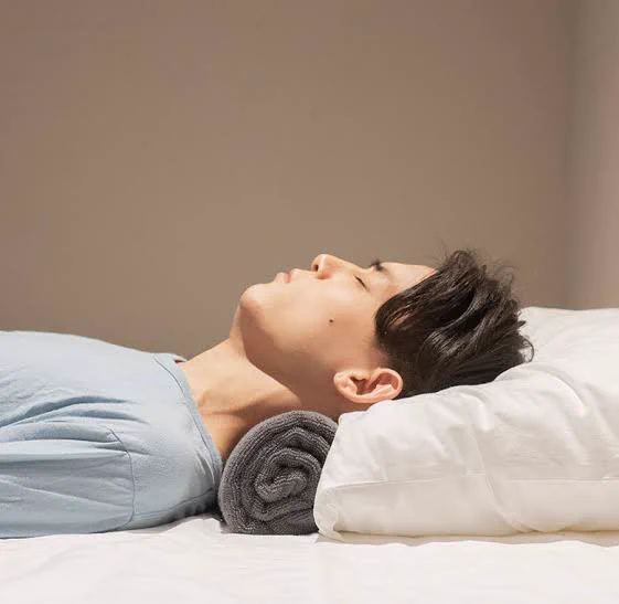 寝る時の一工夫！首の後ろのロールタオルで快眠をゲットしよう！